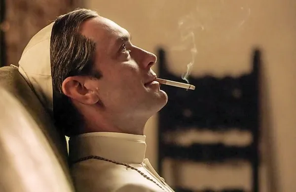 Nepredvidljivi izmišljeni papež Pij XIII. najraje meditira s 
cigareto v ustih in pije češnjevo kokakolo.
