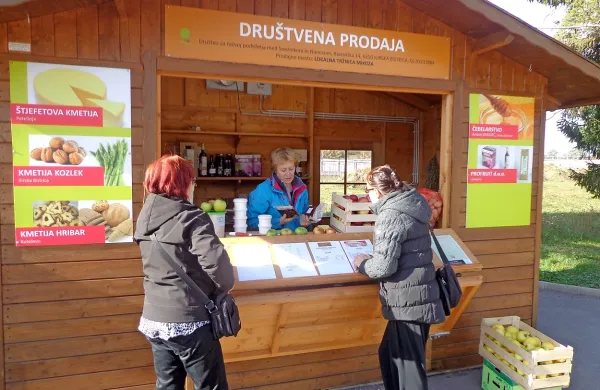 Kmetje so s prodajo pridelkov v okviru društvene stojnice 
zadovoljni, saj jim prihrani precej časa in ohranja kupce. 
Slednji pa dobijo pridelke ceneje.