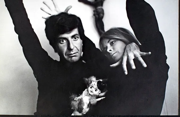 Leonard Cohen  je izdal 14 studijskih in osem albumov s 
posnetki v živo, vseskozi je tudi pisal.
