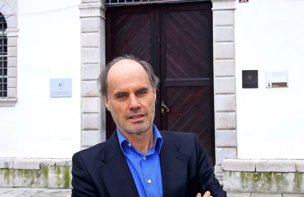 Rektor Univerze na Primorskem Dragan Marušič je ob 
odločitvi Evropske komisije dejal, da se univerza še kako 
dobro zaveda pomembnosti povezave med znanostjo in 
gospodarstvom, center odličnosti pa nudil nove zaposlitve 
visokokvalificiranim strokovnjakom iz celega sveta.