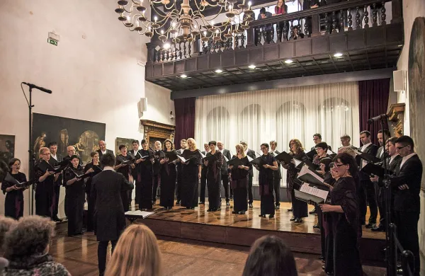 5. Mednarodni bienale sodobne glasbe se je začel s koncertom Zbora slovenske filharmonije pod vodstvom Martine 
Batič.