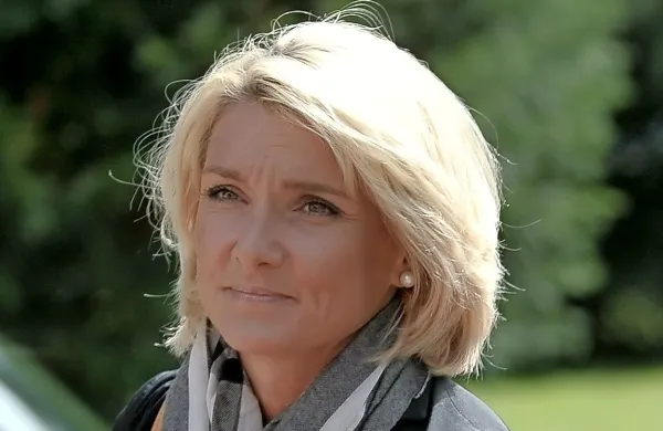 Hišo Simone Dimic, nekdanje vodje kabineta takratnega 
premierja Boruta Pahorja, naj bi obnavljali Vegradovi delavci 
z materialom, ki je bil namenjen za Celovške dvore, pri tem pa 
nekaterih del ne bi dobili plačanih.