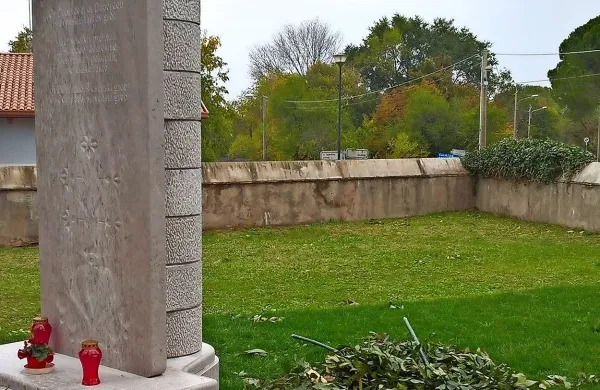 Z njiju sta izginila trakova v barvah slovenske in italijanske 
države.