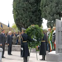 Vandali v Doberdobu uničili venca predsednikov
