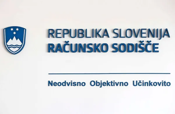 Računsko sodišče je Zavodu za pokojninsko in invalidsko 
zavarovanje izreklo mnenje s pridržkom o pravilnosti poslovanja v letu 2014. V posameznih primerih so ugotovili 
nepravilnosti pri odmeri pokojnine oziroma letnega dodatka 
upravičencem.