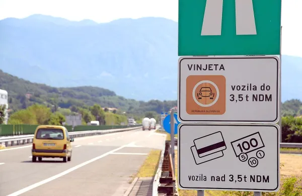 

Prošnjo za pomoč pri nakupu letne vinjete morajo upravičenci skupaj s kopijo računa o nakupu vinjete in kopijo 
prometnega dovoljenja poslati na Rdeči križ Slovenije v 
Ljubljani.