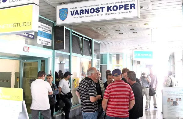 Zaradi kršitev v podjetju Varnost Koper so delavci leta 2012 
stavkali. 