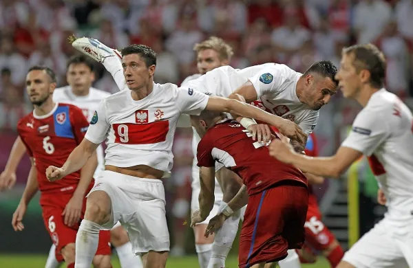 Robert Lewandowski (številka 9), ki bo s soigralci iz poljske 
reprezentance v ponedeljek na prijateljski tekmi gostil Slovenijo, je s petimi goli najboljši strelec evropskega dela 
kvalifikacij za svetovno prvenstvo. 