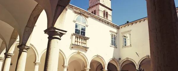 Ob cerkvi sv. Frančiška je minoritski samostan s križnim hodnikom.

