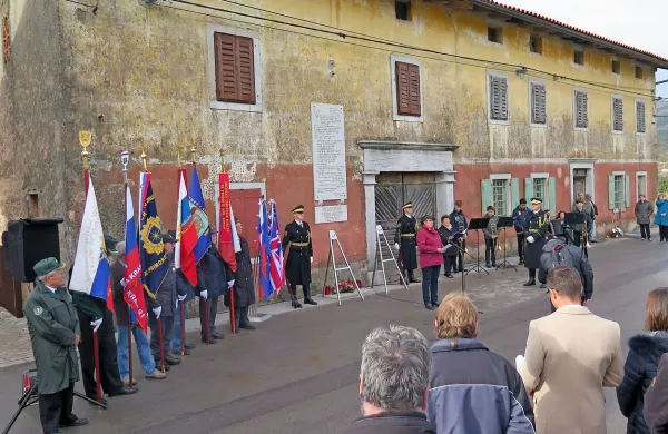 Že 19. leto zapored so se včeraj, 11.11., ob 11. uri v Škrbini 
poklonili spominu na padalce.