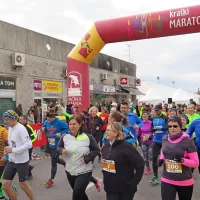 Na tek po 9,4 kilometrov dolgi progi se je podalo približno 500 
tekačev.