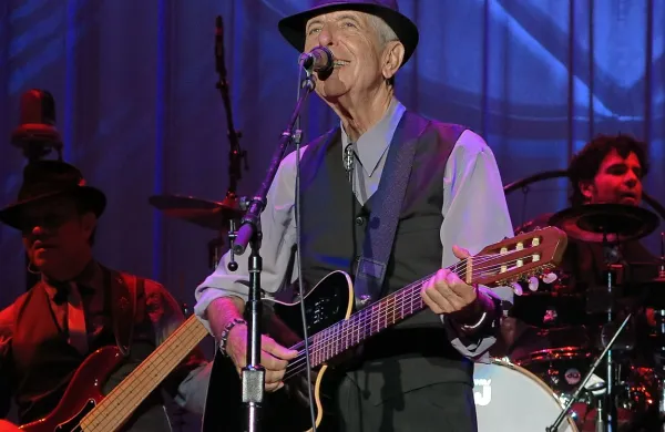 Leonard Cohen je med poslovilno svetovno turnejo pred 
tremi leti nastopil tudi v Istri, na enem najlepših koncertnih 
prizorišč - v puljski areni.