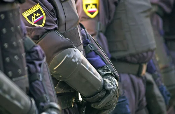 6100 zaposlenih v policiji tri mesece prejemalo previsoke plače