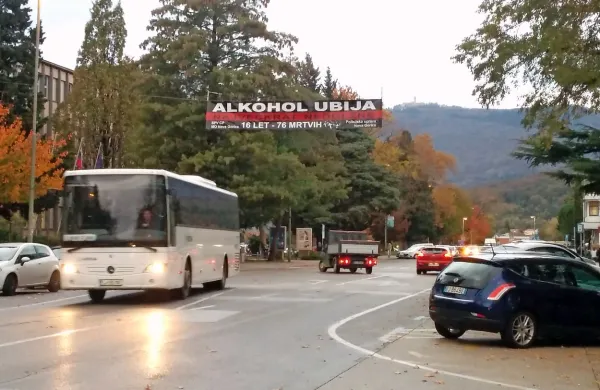 Da alkohol ubija največkrat nedolžne, v središču Nove Gorice 
voznike opozarja tudi transparent nad Kidričevo ulico.


