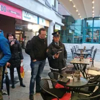 Obiskovalci lokalov so z zanimanjem pihali in nestrpno čakali 
na rezultat alkotestov. 