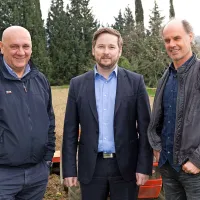 Robert Fakin, direktor KZ Agraria, Rok Hladnik, direktor Primorskih novic, 
in Dragan Marušič, rektor Univerze na Primorskem (z leve), so konec marca 
preverili, kako potekajo priprave na novo sezono Primorskega vrtička.