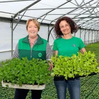 Skrbnica Primorskega vrtička Patricija Pirnat (levo) in njena 
pomočnica Jana Žveplan sta gonilni sili projekta.