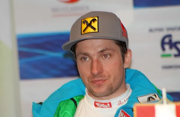 Novi vodilni v skupnem seštevku svetovnega pokala alpskih 
smučarjev Marcel Hirscher je prvi slalom v novi sezoni v 
Leviju dobil kljub bolečemu vnetju ušesa.