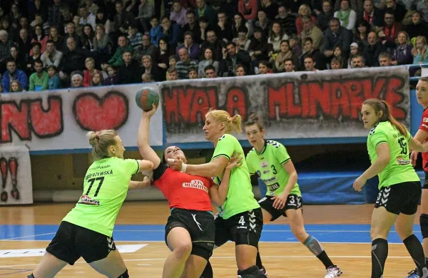 Lani so se Mlinotestovi navijači od evropskih nastopov 
Ajdovk  (na fotografiji kapetanka Maja Svetik v boju s poljskim 
Elblagom) lahko poslovili doma. Letos se to ne bo zgodilo. 