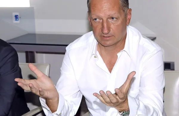 Predsednica sodnega senata Meri Mikac je na podlagi 
izvedenskega mnenja presodila, da trenutna bolniška odsotnost koprskega župana Borisa Popoviča ni opravičen 
razlog za izostanek in je tako nadaljevala glavno obravnavo v 
zadevi kopališče v njegovi odsotnosti.