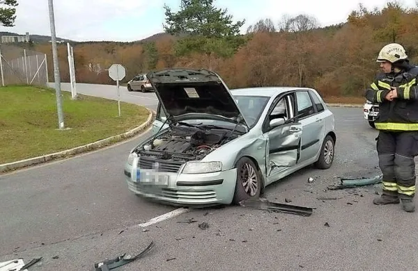 Voznica je v križišču spregledala avtomobil.