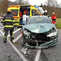 Voznik peugeota se je laže poškodoval.