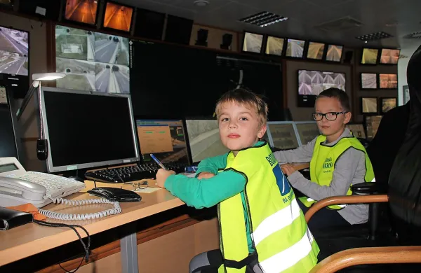 Mlada “nadzornika” Maj Odar (levo) in Lan Simčič sta se v 
soboto čudila sobi s 24 običajnimi in štirimi ogromnimi 
monitorji, po katerih je drvel ves avtocestni promet na 
Primorskem.