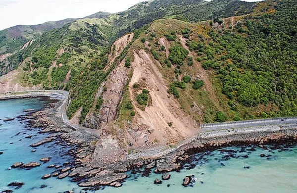 Na Novi Zelandiji po nedeljskem silovitem potresu z magnitudo 7,5 danes evakuirajo turiste iz najhuje prizadetega 
kraja Kaikoura na Južnem otoku.