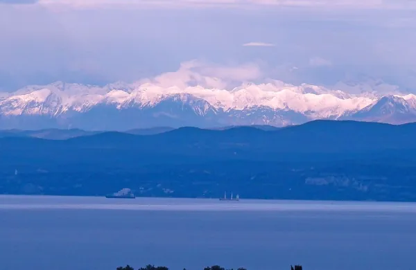 Višje ležeča območja in Alpe (na fotografiji) je minule dni  
pobelil sneg. V prihodnjih dneh bo ponekod  skopnel.
