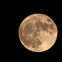  Polna luna, ki je bila najbliže Zemlji,  je bila včeraj najbolje 
vidna Primorcem, in sicer  zaradi burje in jasnega vremena. 
Kdor  jo je zamudil, jo lahko vidi še danes zjutraj. 