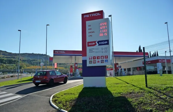 Večina vprašanih se bo izogibala točenju goriva na avtocestah in hitrih cestah.