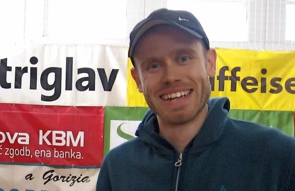 Boštjan Buč naj bi nizozemskima kolesarjema med dirko po 
Franciji leta 2007, omenjena kolesarja sta si delila sobo, 
dobavljal dinepo, ki je oblika eritropoetina.