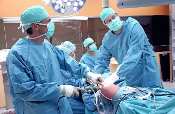 Odpadanje operacij in pregledov zaradi stavke je že povzročilo škodo poslovanju bolnišnic in tudi zdravju bolnikov.