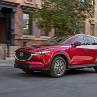 Nova mazda cx-5 ima agresivnejši videz.