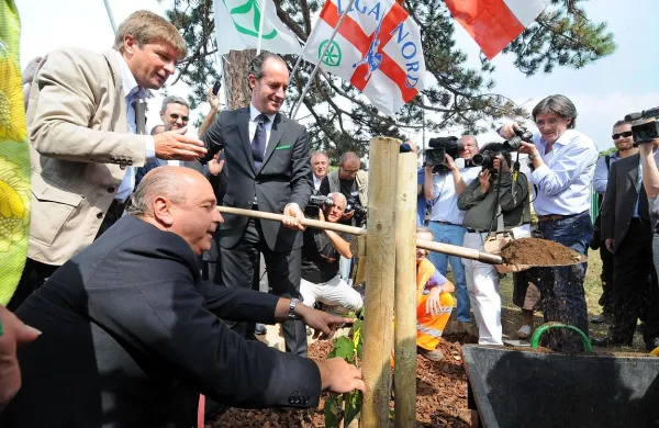 Takole je takratni minister za kmetijstvo Luca Zaia (v sredini) leta 2009 na Proseku simbolično 
posadil sadiko glere in Kraševcem obljubil pomoč za kmetijstvo, da  niso nasprotovali zaščiti 
porekla prosecca tudi za vino iz Veneta.