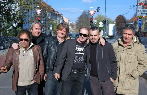 Pozor, Pankrti na cesti! Včeraj se za promet  niso menili (z leve) 
Peter Lovšin, Boris Kramberger, Marc Kavaš, Bogo Pretnar, 
Bojan Bahč in Gregor Tomc.  
