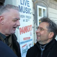 Da  se v kultnem umetniškem kolektivu Neue Slowenische 
Kunst (NSK) znajo tudi smejati, sta dokazala filozof Peter 
Mlakar (levo) in slikar Roman Uranjek. 