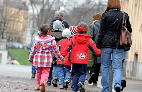 V EU revščina grozi skoraj 27 odstotkom  oziroma 25 milijonom otrok, v Sloveniji pa 16,6 odstotka oziroma 63.000 
otrokom.