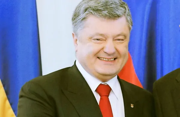 Ukrajinski predsednik Petro Porošenko se je v telefonskem 
pogovoru z bodočim ameriškim predsednikom Donaldom 
Trumpom  dogovoril  za bilateralno srečanje.
