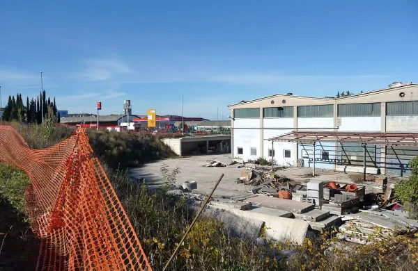 V montažnih Stavbenikovih halah so nekdaj proizvajali  prefabrikate, imeli skladišča in obrtniške delavnice. Zdaj naj bi 
tam zrasel Mercatorjev prodajni center.


