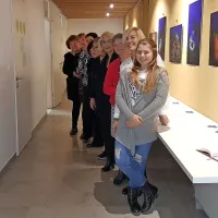 Članice Društva POC namesto keramičnih izdelkov tokrat 
predstavljajo  podvodne fotografije in film o izdelkih v glini, ki 
so jih potopili na morsko dno.