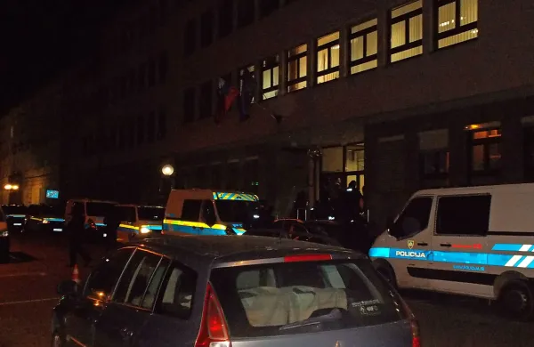 Na celjsko sodišče so pripeljali  več oseb, ki jih sumijo 
sodelovanja v  mednarodni hudodelski združbi, ki naj bi se 
ukvarjala s tihotapljenjem prepovedanih drog po več evropskih državah.