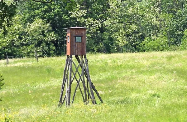 Člani Lovske družine Gorica so v štirinajstih dneh ostali brez 
dveh prež, saj jih je neznanec požgal (fotografija je simbolična).