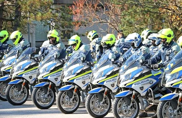 Prometni policisti so včeraj prevzeli 30 novih motorjev BMW 
R1200 RT SF.