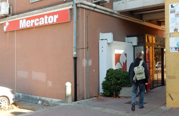 Tokrat je zamaskirani moški poskušal oropati Mercatorjevo 
trgovino v Cankarjevi ulici v Novi Gorici. Brez plena se je v 
neznano odpeljal s kolesom. 
