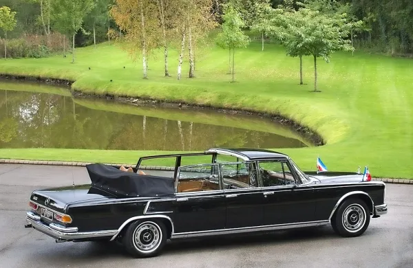 Na dražbi se za izklicno ceno 2,9 milijona evrov prodaja bojda 
najbolj priljubljena Titova luksuzna limuzina - mercedes 
pullman landaulet.
