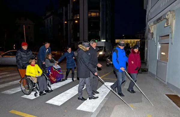 Brez vida je premikanje po mestu zelo oteženo, je spoznal 
tudi postojnski župan, ko se je med hojo z zavezanimi očmi 
zaletaval v robove pločnikov, cvetlična korita in še marsikaj.  