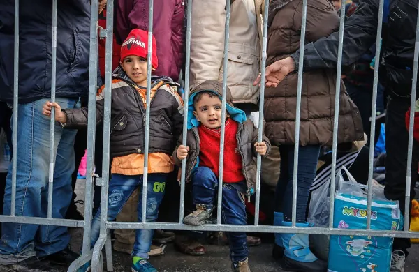 Otroci ne začnejo vojn, vendar jih je več milijonov ujetih v 
konfliktih, prisiljeni so se vojskovati, so žrtve bombnih 
napadov ter izgubijo domove in družine.