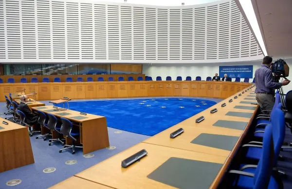 Evropsko sodišče za človekove pravice je zavrglo tožbo 
izbrisanih proti državi, saj da so odškodnine izbrisanim v 
Sloveniji ustrezno urejene.