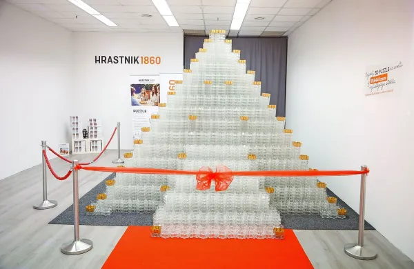Steklarna Hrastnik je v začasni trgovini v hali A v ljubljanskem 
BTC danes dokončala največjo stekleno piramido na svetu.